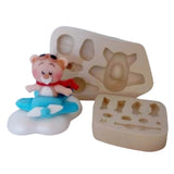 Molde de silicona Osito Aviador Baby de Simone Moldes con ejemplo de figura realizada en porcelana fría, osito con avión y accesorios infantiles decorativos.