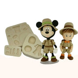 Molde de silicona Topper Safari de Simone Moldes con ejemplo de figuras montadas estilo explorador, personaje tipo Mickey Safari y niño aventurero realizados en porcelana fría.