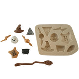 Molde de silicona apliques estilo Harry Potter de Simone Moldes con piezas en porcelana fría como sombrero mágico, rayo, gafas redondas, escudo y caldero.