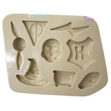 Molde de silicona temática Harry Potter con cavidades para símbolos mágicos, varita, gafas, sombrero y elementos decorativos para porcelana fría.