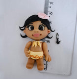 Figura muñeca tropical en porcelana fría de 7 cm junto a regla de medición, Moana