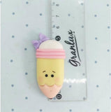 Figura de lápiz kawaii en porcelana fría con expresión infantil y lazo decorativo, medida aproximada para manualidades escolares