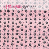 Papel servilleta Mila Artes Ref. 127 con diseño de huellas negras sobre fondo rosa para decoupage en porcelana fría y manualidades.