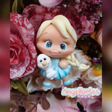 Figura de muñequita infantil en porcelana fría con acabado delicado, realizada con molde de silicona Angela Moldes, ideal para baby shower y cumpleaños.