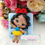 Figura de bailarina en porcelana fría realizada con molde Angela Moldes, estilo infantil con vestido de colores y lazo en el cabello.