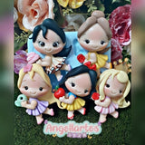 Muñequitas fofurinhas en porcelana fría realizadas con molde Angela Moldes, figuras infantiles dulces ideales para toppers personalizados y decoración.