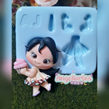Molde de silicona muñequita fofurinha Angela Moldes con ejemplo de figura en porcelana fría, perfecta para manualidades y proyectos handmade.