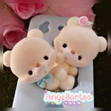 Molde de silicona osito teddy Angela Moldes con ejemplos de figuras en porcelana fría junto a otros personajes infantiles decorativos.