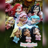 Figuras de sirenitas en porcelana fría realizadas con molde Angela Moldes, diferentes colores y estilos para decoración infantil y toppers.